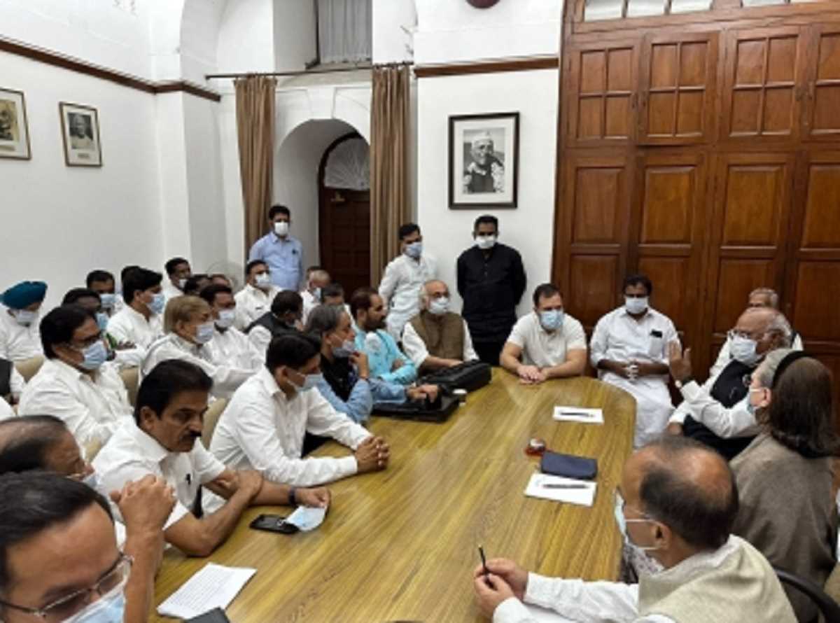 कांग्रेस सांसदों की बैठक में शामिल हुए राहुल गांधी